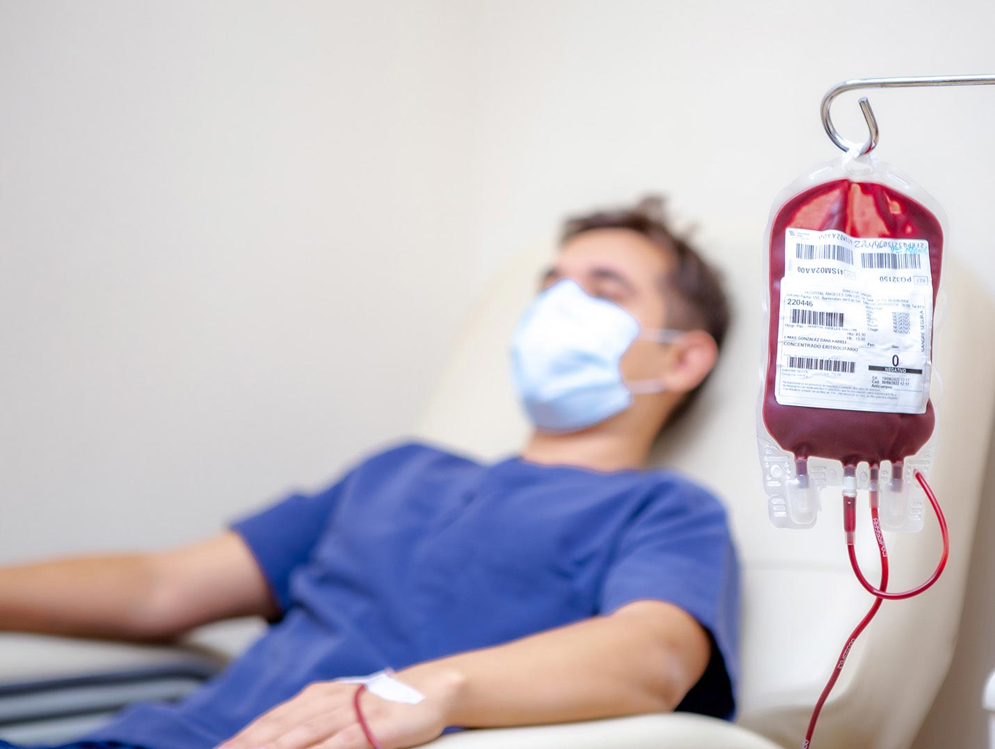 Hombre donando sangre